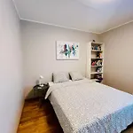 Spacious & Modern 1 Bedroom Near Lauluvaeljak-