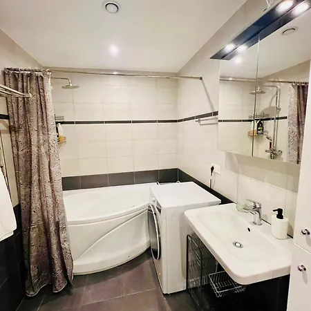 Spacious & Modern 1 Bedroom Near Lauluvaeljak- Apartament *