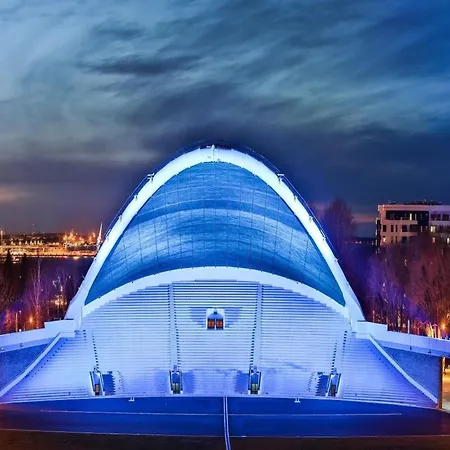 Spacious & Modern 1 Bedroom Near Lauluvaeljak-