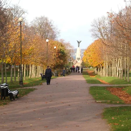 Spacious & Modern 1 Bedroom Near Lauluvaeljak- *