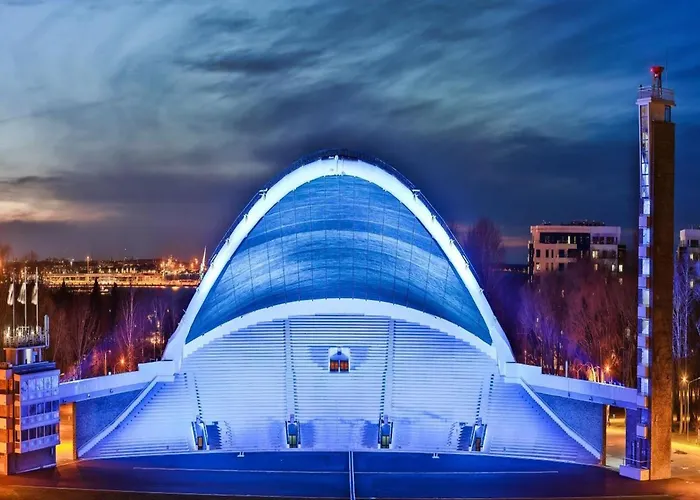 Spacious & Modern 1 Bedroom Near Lauluvaeljak-