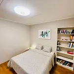 Spacious & Modern 1 Bedroom Near Lauluvaeljak- * 탈린