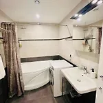Spacious & Modern 1 Bedroom Near Lauluvaeljak- 아파트 *