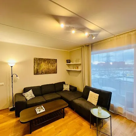 Spacious & Modern 1 Bedroom Near Lauluvaeljak- Apartman