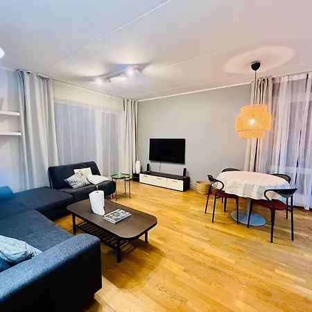 Spacious & Modern 1 Bedroom Near Lauluvaeljak- דירה *